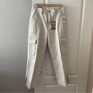 Women’s Kensie Cream Cargo Pants. B7
